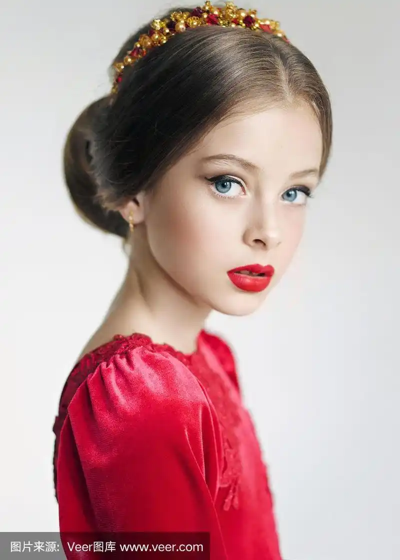 一个穿着红色衣服在户外的小女孩的肖像