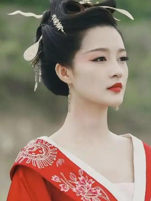 网易首页>网易号>正文申请入驻> 电视剧《楚乔传》中,李沁饰演元淳.