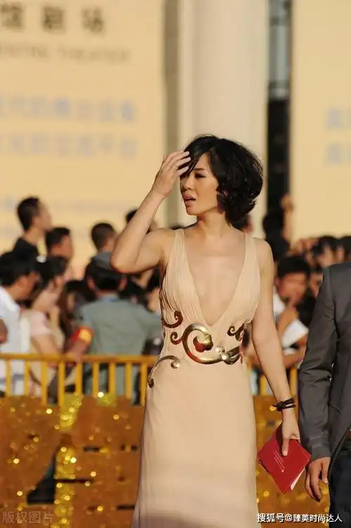 原创余男穿衣好大胆,深v长裙点缀金色刺绣,秀出玲珑身段真迷人