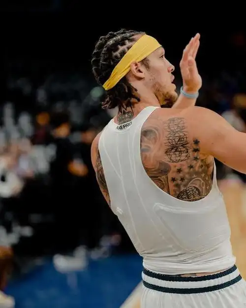 阿隆-戈登10 个纹身秘密:中字改善,颈部皇冠这些图案有何意义?