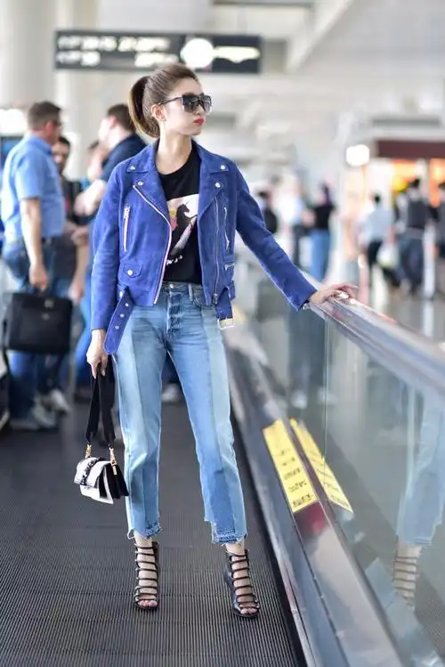 江疏影用牛仔裤打造酷帅风裤腿还缺一块走机场真新潮