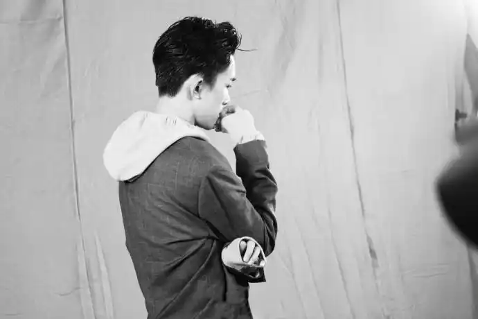 易烊千玺登封造型百变 渔夫帽露额头展现千面魅力