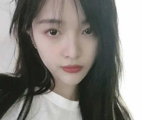 原创吴宣仪衣服故意穿大一码抬起胳膊的瞬间直男粉沸腾了叫粉丝宝贝好