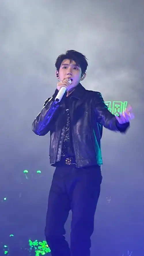 王源出席qq音乐巅峰盛典