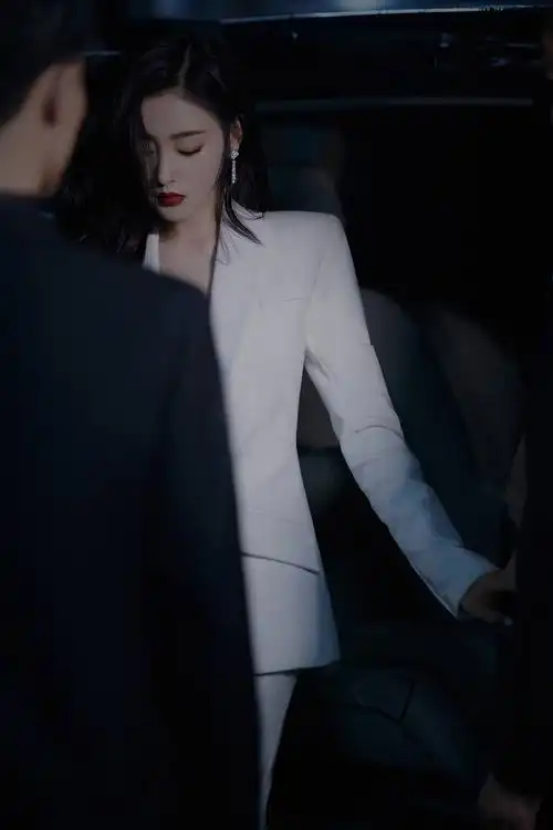 张天爱真空西装照酷飒出镜果敢恣意美御十足