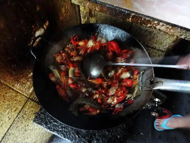 藻泽地里夜钓龙虾,没钓多少就被吓回家