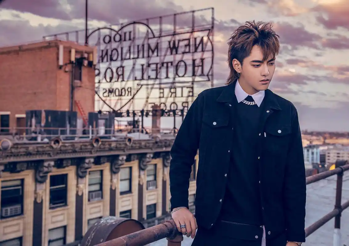 吴亦凡首张专辑主打曲《november rain 》mv,将于中午12点全网上线,倒