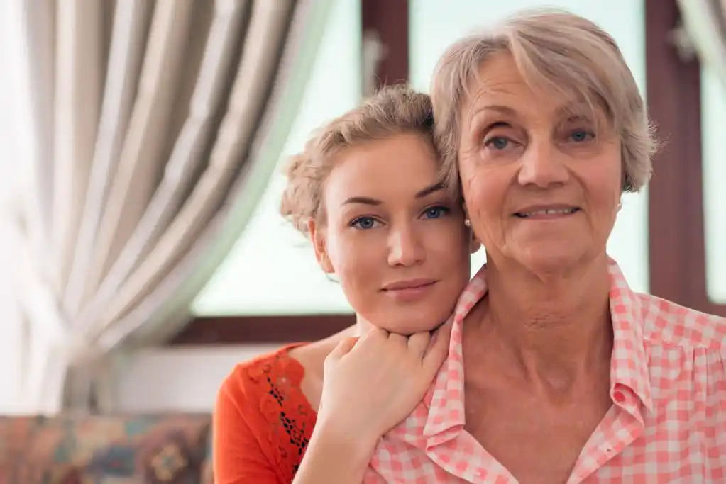 年轻人和老年人,同一个家庭的年轻和年老妇女的特写肖像