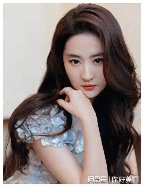 刘亦菲拍被骂低俗玩擦边,她的胸,到底碍了谁的眼|景甜|内衣|时尚品味