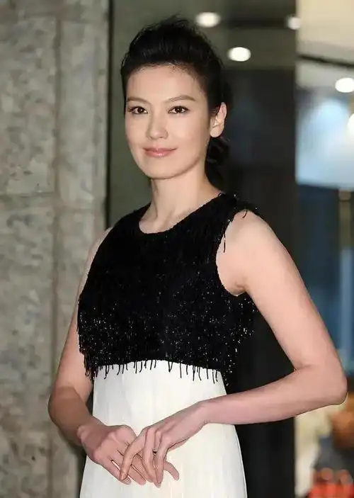 她是娱乐圈"最渣"的女演员,无缝衔接17个男人,48岁仍身材火辣