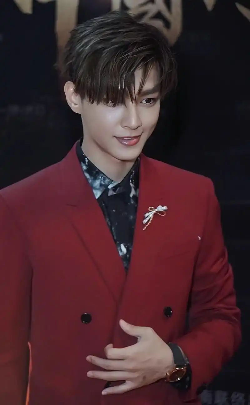 男明星走红毯,西装纶永远的神#炎亚纶 #宝藏男孩 #治愈系笑 - 抖音