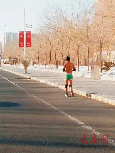 光膀子"冬练"引发热评 有的说不文雅有的说有毅力(图)