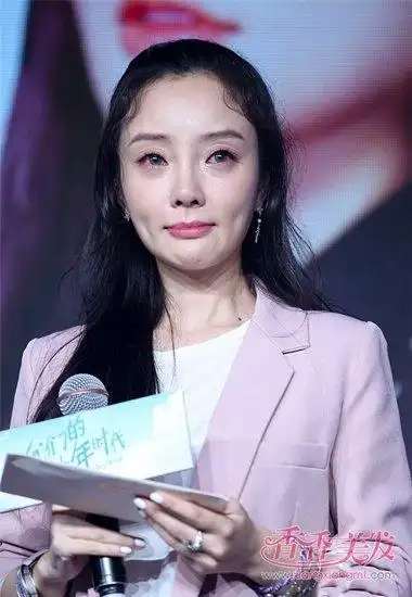 首页 玩发型 扎头发 为人母李小璐梳扎辫成活跃妹 卖萌装可爱的时尚