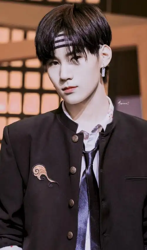 张真源下颚线条#张真源的绝美侧颜 这下颚线我着实羡慕了 好优越