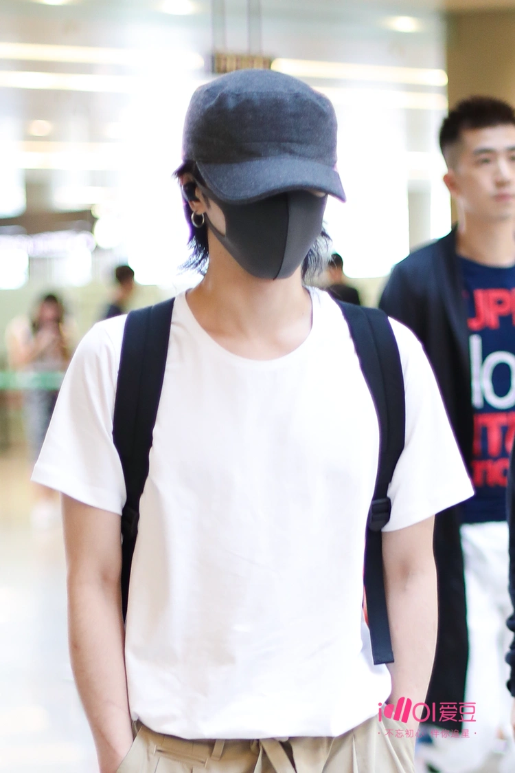 华晨宇今日上海飞北京 依旧是熟悉的装扮熟悉的配方--爱豆app