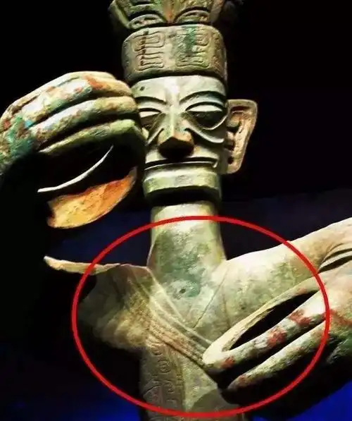 三星堆频繁出现一个手势,大立人手里拿的是啥?神树的重心在哪
