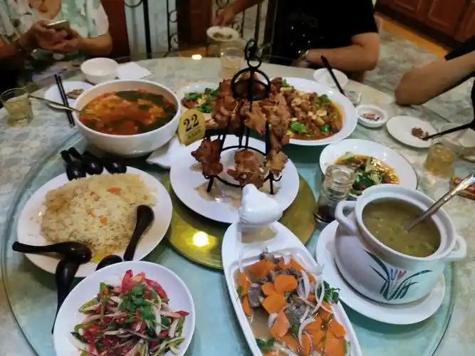 侄儿在君邦天山饭店举行盛宴,在包厢里边吃边看西域传奇,新疆风情大型