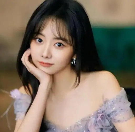 从未公开恋情到被误传已婚,谭松韵的私生活似乎总是让人摸不着头脑.