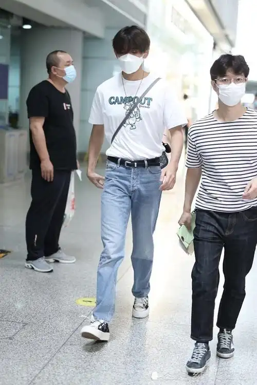 黄旭熙刘海挡眼难掩帅气被热情粉丝围攻人气旺盛