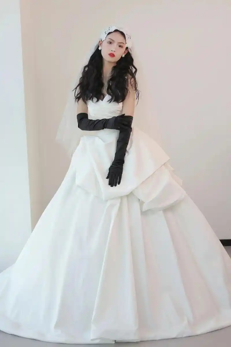 高级缎面 搭配黑手套的复古.简约高级,优雅耐看 ~缎面婚纱, - 抖音