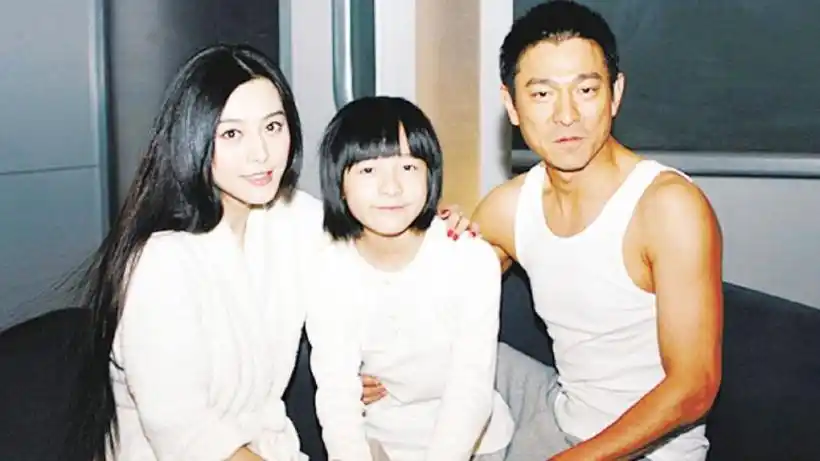 刘德华陪女儿度假结束,携女儿机场现身,好温馨的画面!