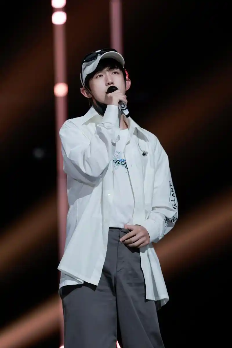 郭俊辰 ·#郭俊辰城市捉迷藏# 掉落#四季惊喜夜# 彩排的现场碎片92