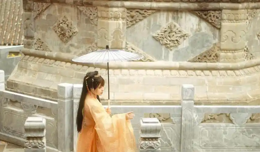 抖音上比较火的古装女子照片电脑桌面壁纸