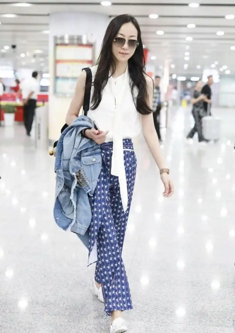 韩雪私服穿搭简约大气,无袖白衬衫搭配阔腿裤走机场,气场十足_服饰