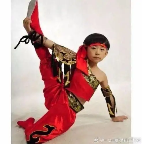 粉丝收集易烊千玺"黑历史" 分分钟要被踢下封闭货车