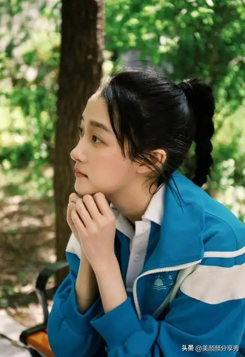 关晓彤严晓丹 年代感校服造型,青春铁西,燃情岁月!烟花少年