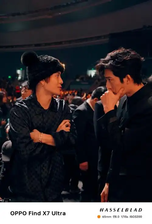 王嘉尔井柏然内场同框##微博之夜内场