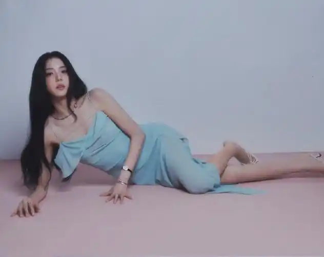 kimjisoo超话90#金智秀elle新加坡30周年刊封#231102 ellesingapore