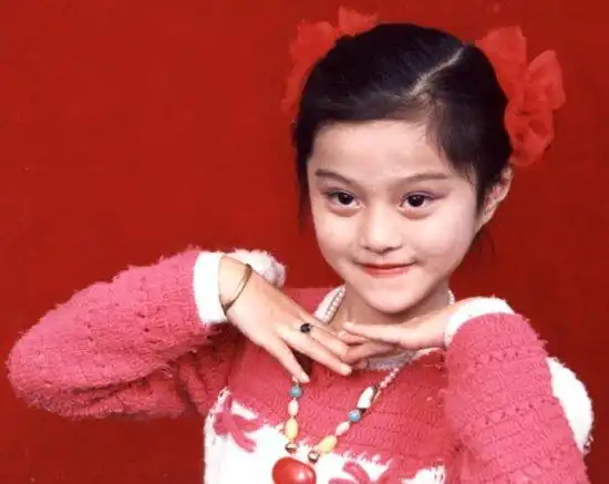 范冰冰儿时照曝光小小年纪就已多才多艺