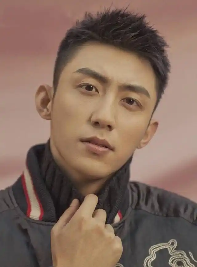 男艺人黄景瑜儒雅帅气杂志封面写真