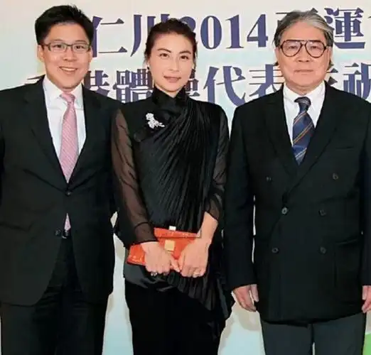 霍震霆和儿子霍启刚都是爱国企业家,郭晶晶又是国家级别的运动员,一家