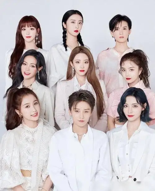 the9九人海报,只有虞书欣的衣服不同,不是c位却比c位抢眼