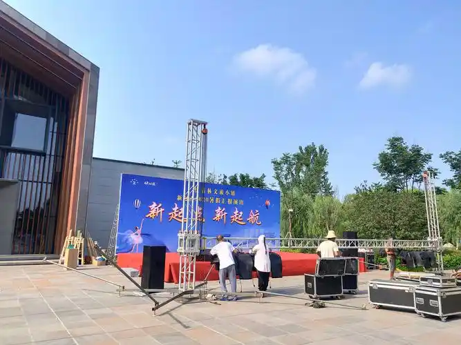 中午烈日炎炎,搭台师傅们在给孩子们搭建舞台.