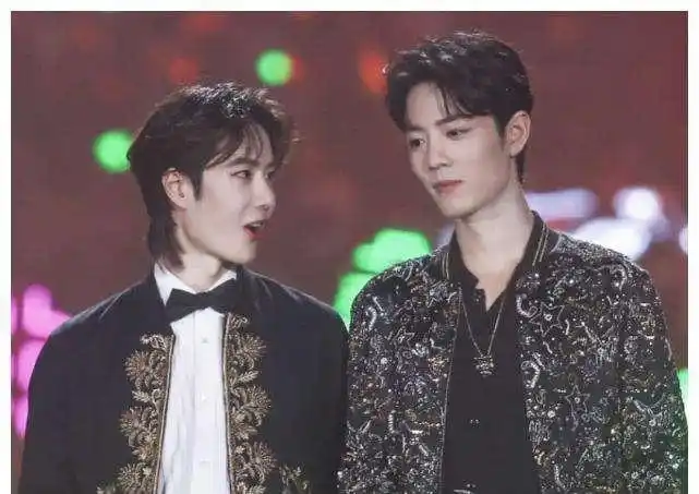 王一博肖战牵手,肖战王一博机场牵手-图片大观-奇异网