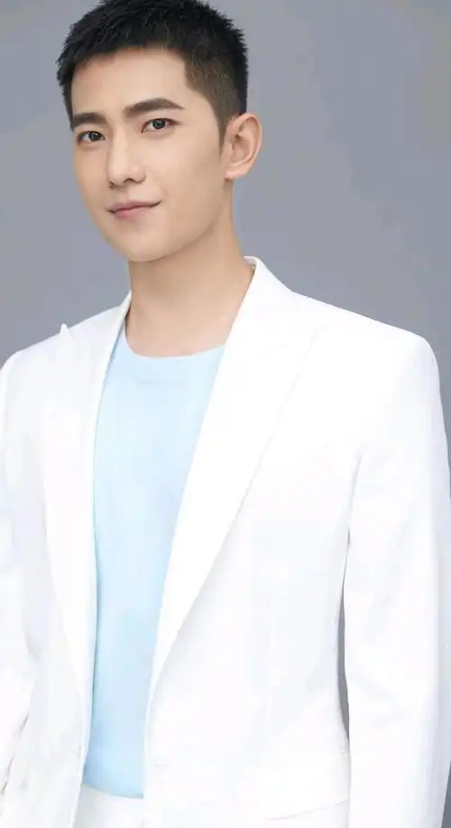 杨洋帅气图片,寸头造型清爽利落,充满阳刚之气