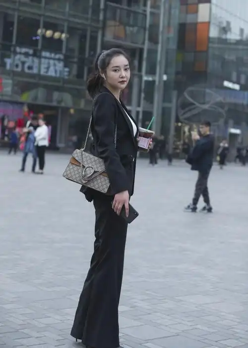 三里屯街拍,西装这样穿,气场与腿长同在