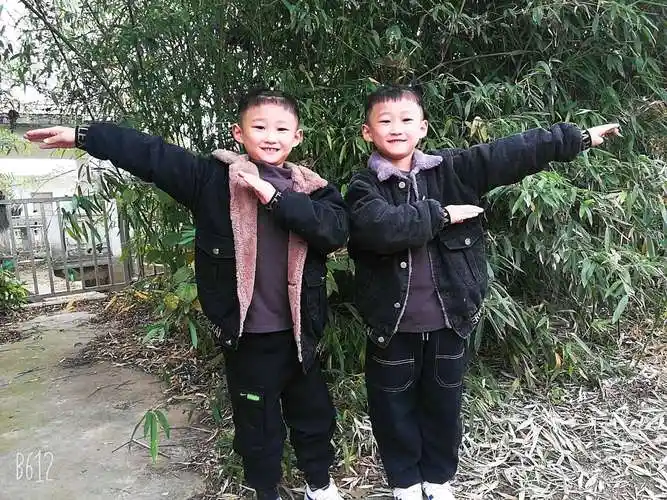 帅气的双胞胎兄弟