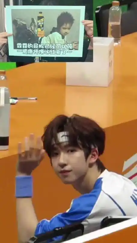 嘻嘻##贺峻霖被贴脸开大#运动会上@时代少年团-贺峻霖笑着挥手打招呼