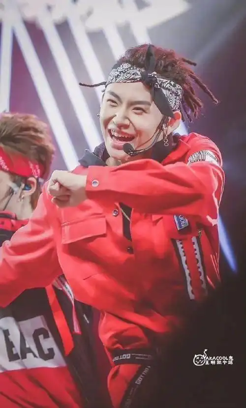 小鬼又绑脏辫了##小鬼彩色脏辫造型