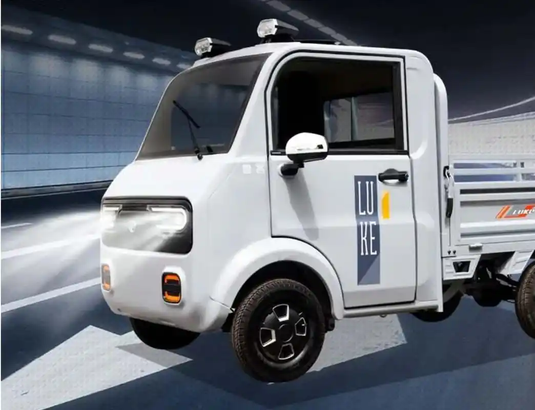 鲁客推出一款四轮电动车,造型大气,续航达220里,还能拉货