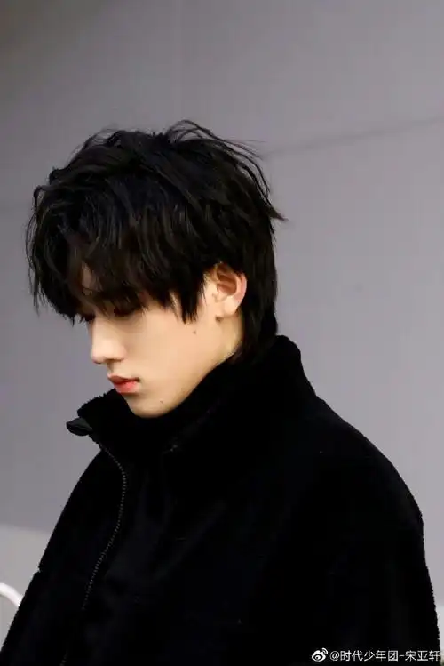 宋亚轩上半年结束plog##宋亚轩嘟嘴侧脸照