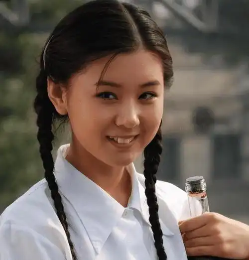 许多网友都认为,在李小萌的容貌中,永远无法辨别她的年龄.