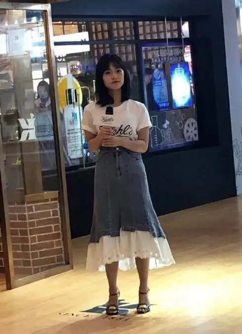 女孩子们都知道,穿高跟鞋,高腰裙会显得腿长,沈月的造型师也知道这个