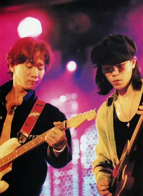 30年前beyond演唱会上某长发遮脸见不得人的丑男