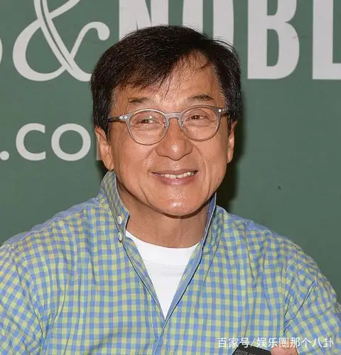 成龙身穿蓝色格子衬衫戴着眼镜,显得十分儒雅.