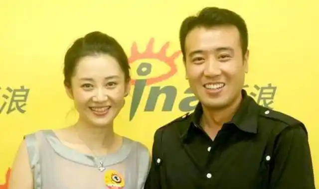 从桥上跳下去,索性宋林静出现,抱住了于和伟,对他说:"你别跳,我们结婚